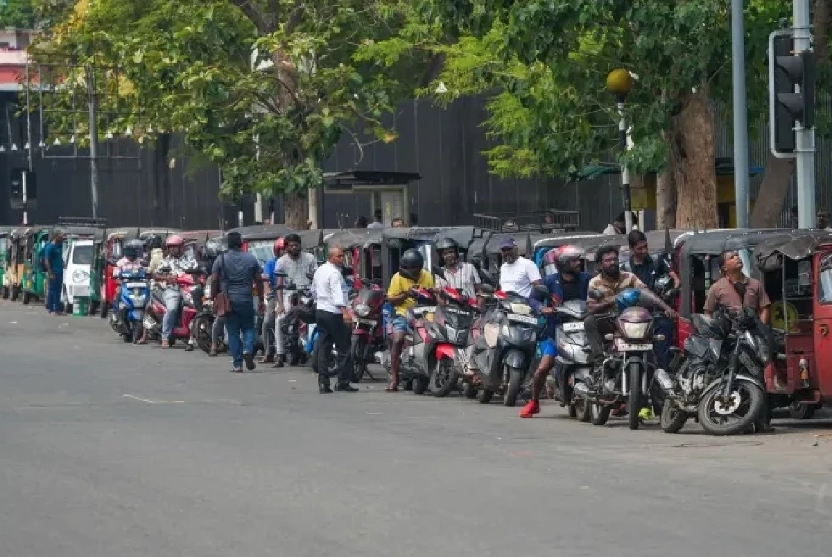 ศรีลังกาเริ่มระบบ "ทะเบียนคู่-คี่" จัดระเบียบการเติมน้ำมัน