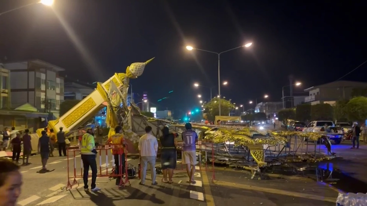 พายุถล่มขุขันธ์ซุ้มประตูเมืองพังยับขวางถนน 4 เลน โชคดีไร้เจ็บ