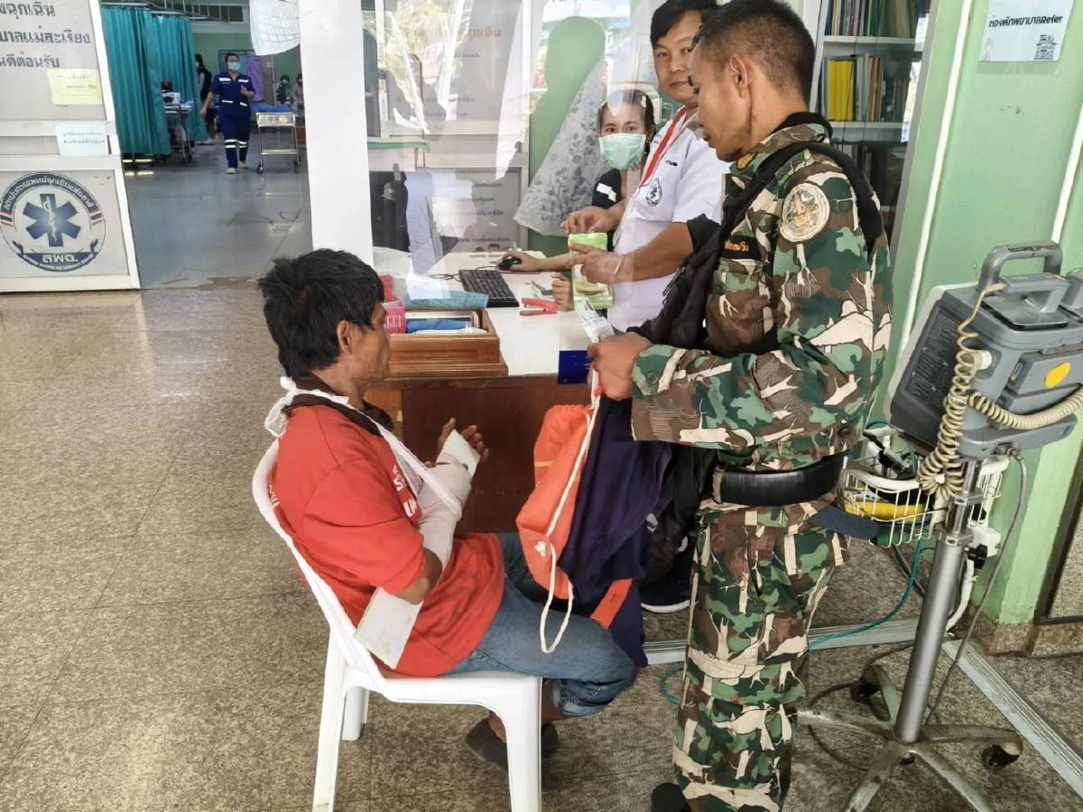 จนท.ดับไฟป่าลื่นตกดอยแขนหัก ขณะสกัดเพลิงคลั่งรอยต่อ 2 อำเภอ