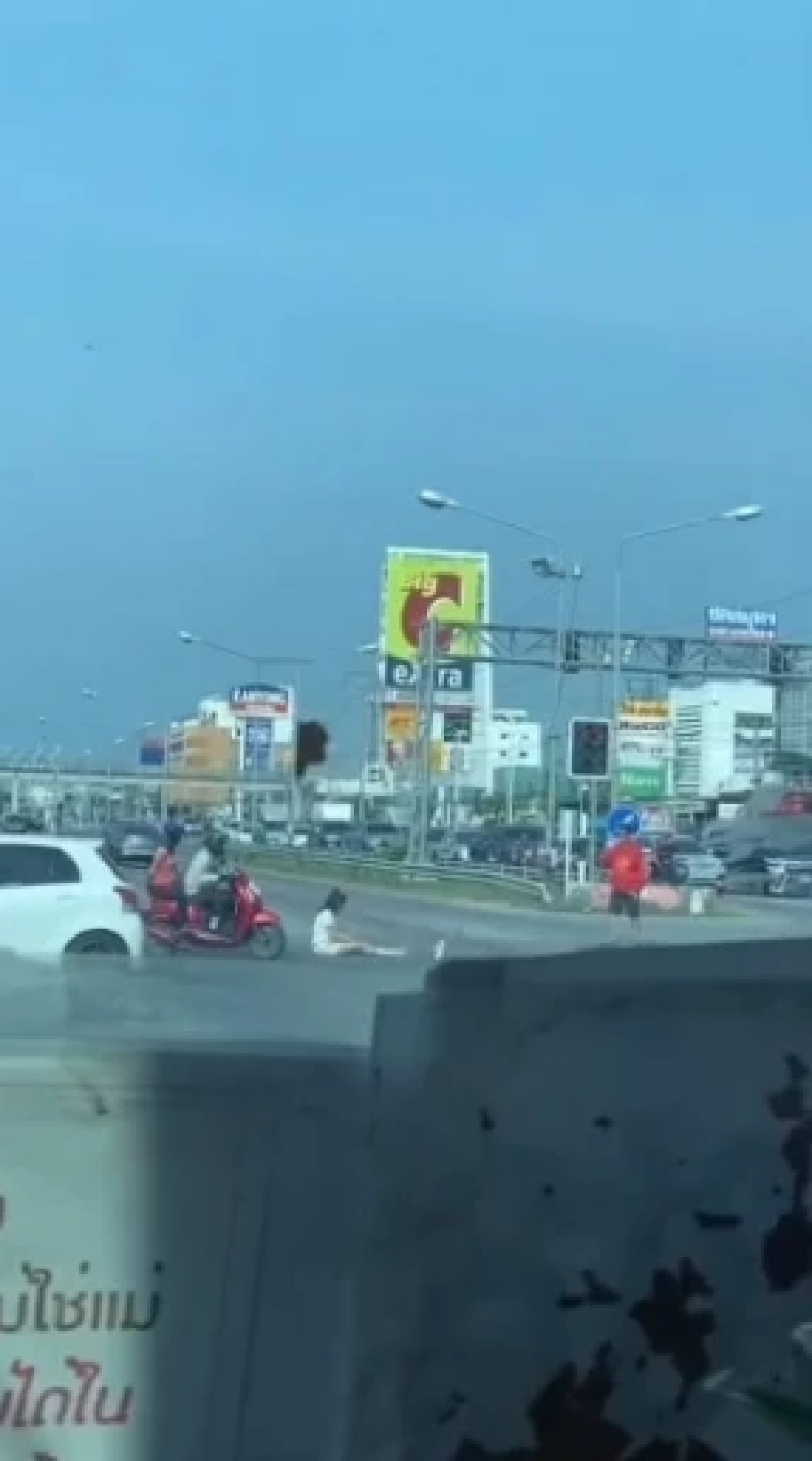 คู่รักงอนสาวนั่งประชดกลางแยกไฟแดงชลบุรี ทำรถติดขัดกลางแดดร้อน