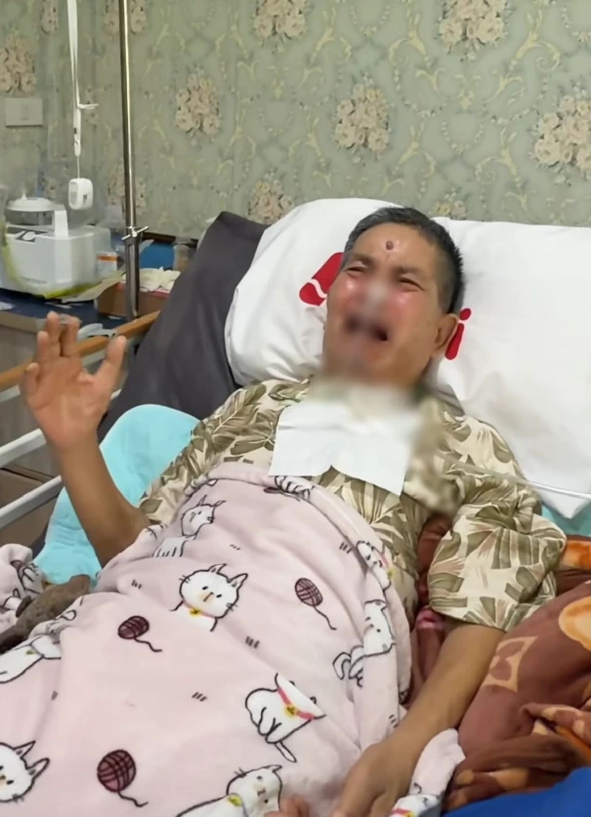 "เด๋อ ดอกสะเดา" ร่ำไห้ทันที เห็นดาราสาวที่ไม่ได้ติดต่อ 30 ปี มาเยี่ยม