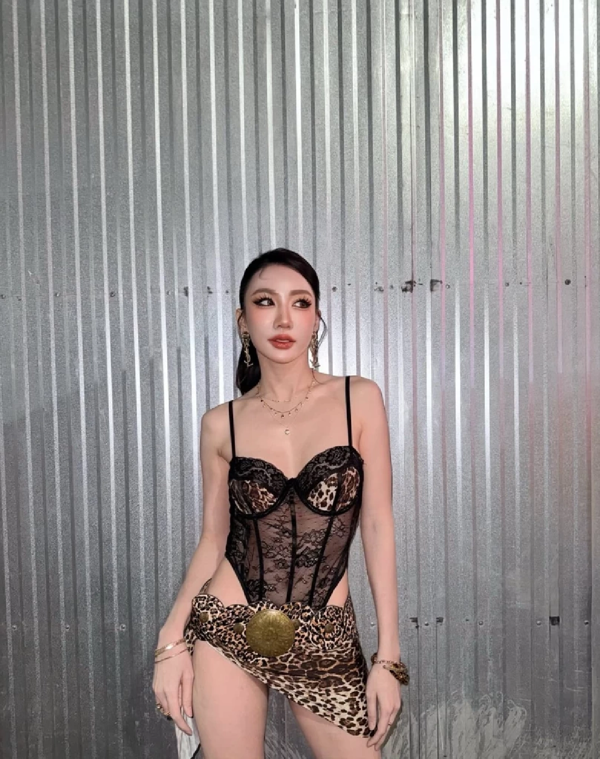 “เบนซ์ พริกไทย” จัดลุคเซ็กซี่ขึ้นเวที โดนตั้งคำถามแรงเกินไปไหม