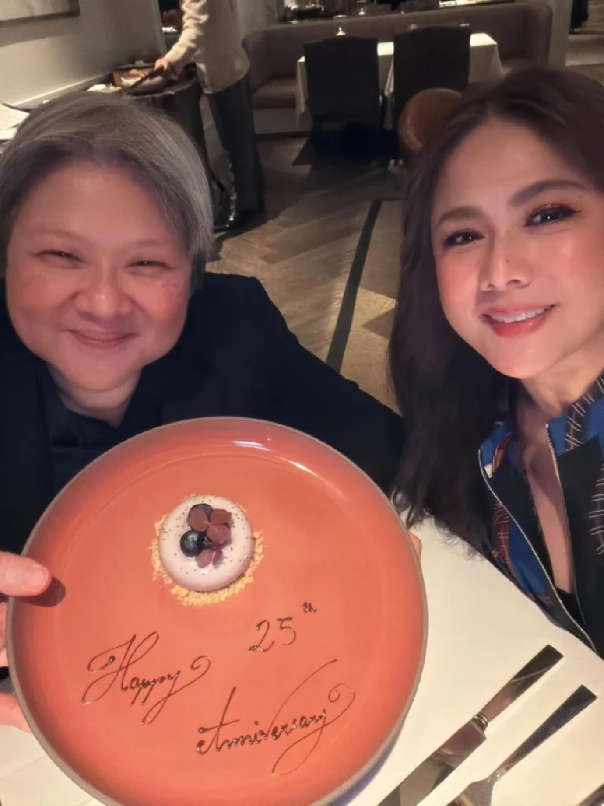 รักเงียบแต่ยาวนาน ติ๊ก กัญญารัตน์ ฉลองรัก 25 ปี เผยโฉมหวานใจ 