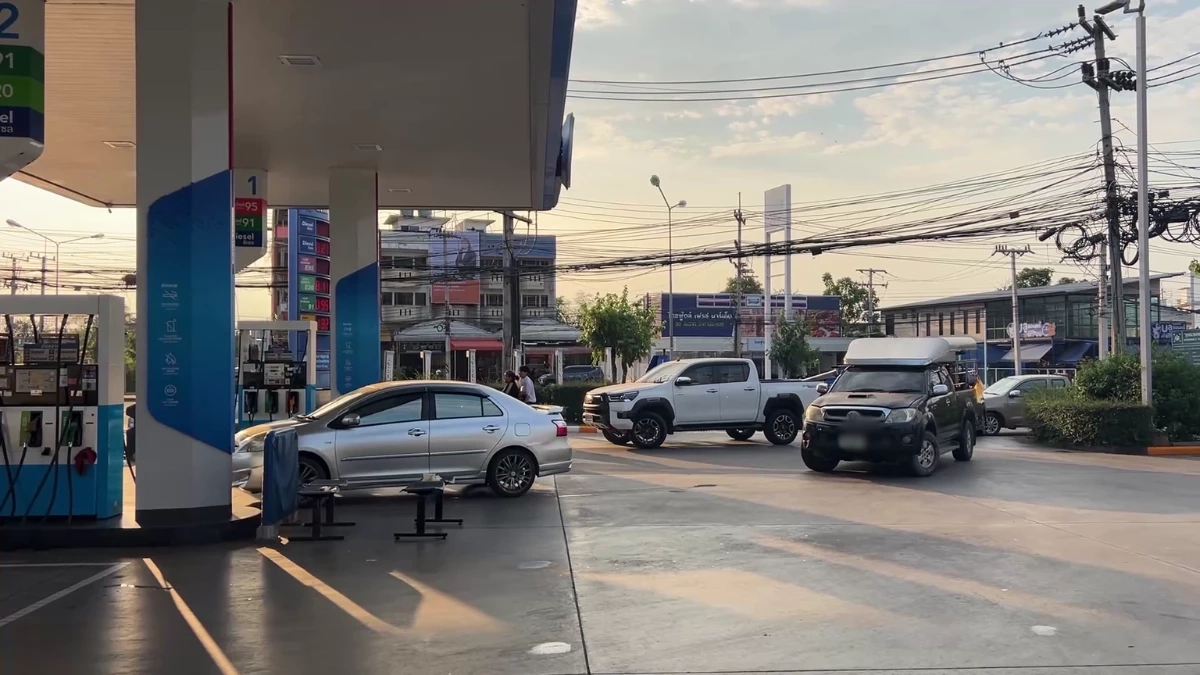 ชัยนาทแห่เติมน้ำมันล้นปั๊ม หวั่นราคาพุ่งหลังจบตรึงราคา 16 มี.ค.