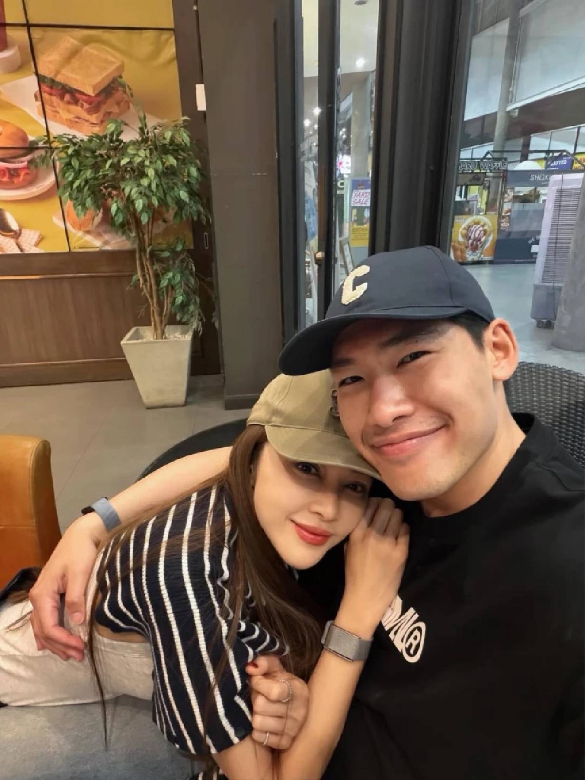 “เป้ย ปานวาด” ซบไหล่ “หมอต้น” ฟังผลตรวจแต่ใจไม่อยู่แล้ว