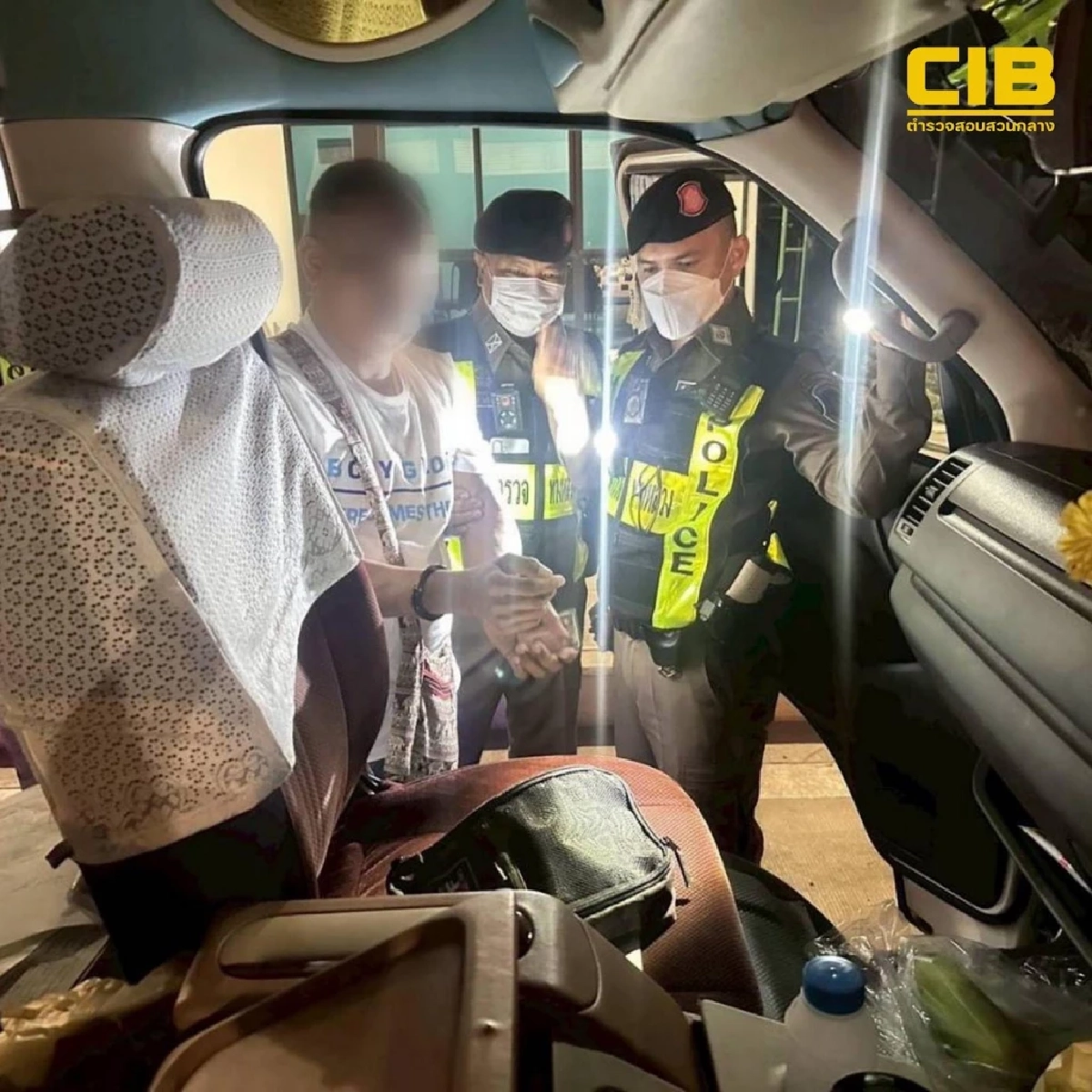 ทางหลวงสีคิ้วสกัดรถตู้ต้องสงสัย พบปืน 9 มม. ซุกคอนโซลกลางรถ