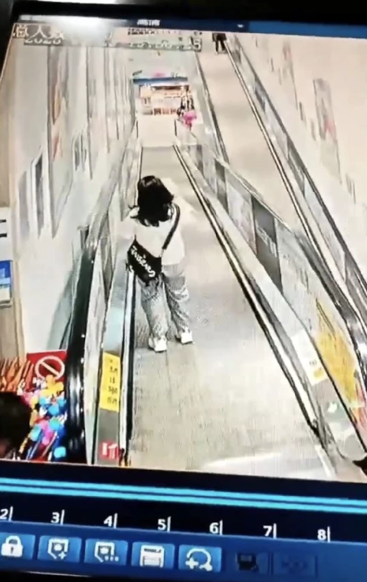 ระทึกกลางห้าง ปล่อยรถของเล่นไหลพุ่งลงบันไดเลื่อน ชนแม่อุ้มทารก