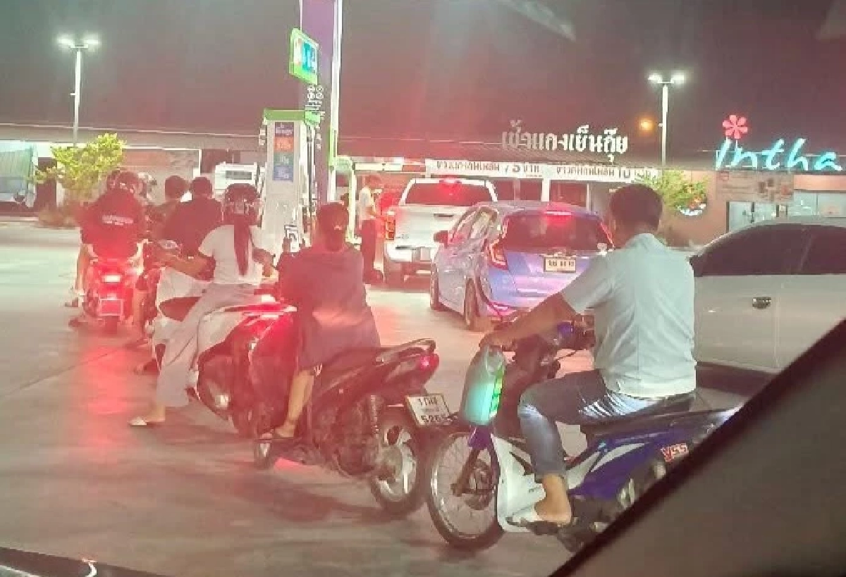 ชาวศรีราชาแห่เติมน้ำมันแน่นปั๊ม หวั่นสงครามดันราคาขยับสูงขึ้น