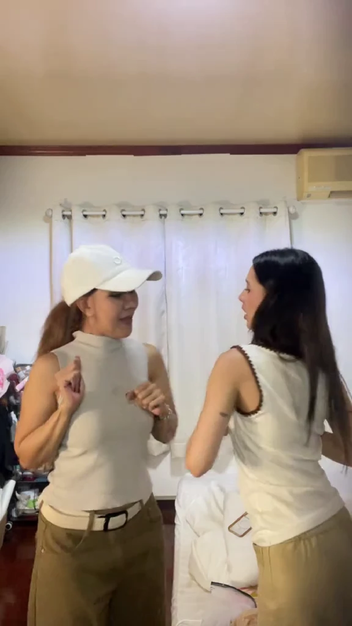 สวยสะกด! น้องวีวี่ วัย 21 ปี ลูก ต้อม รชนีกร โตเต็มตัว แฟนคลับแห่ชม