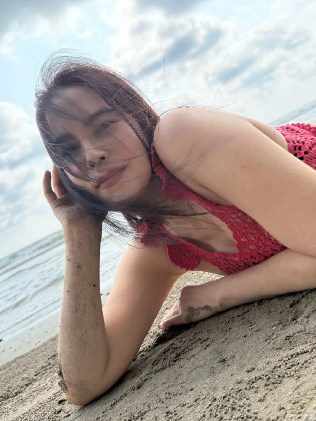 “มาช่า วัฒนพานิช” นั่งชิลริมหาดเจ้าหลาว สวยสะกดทุกสายตา