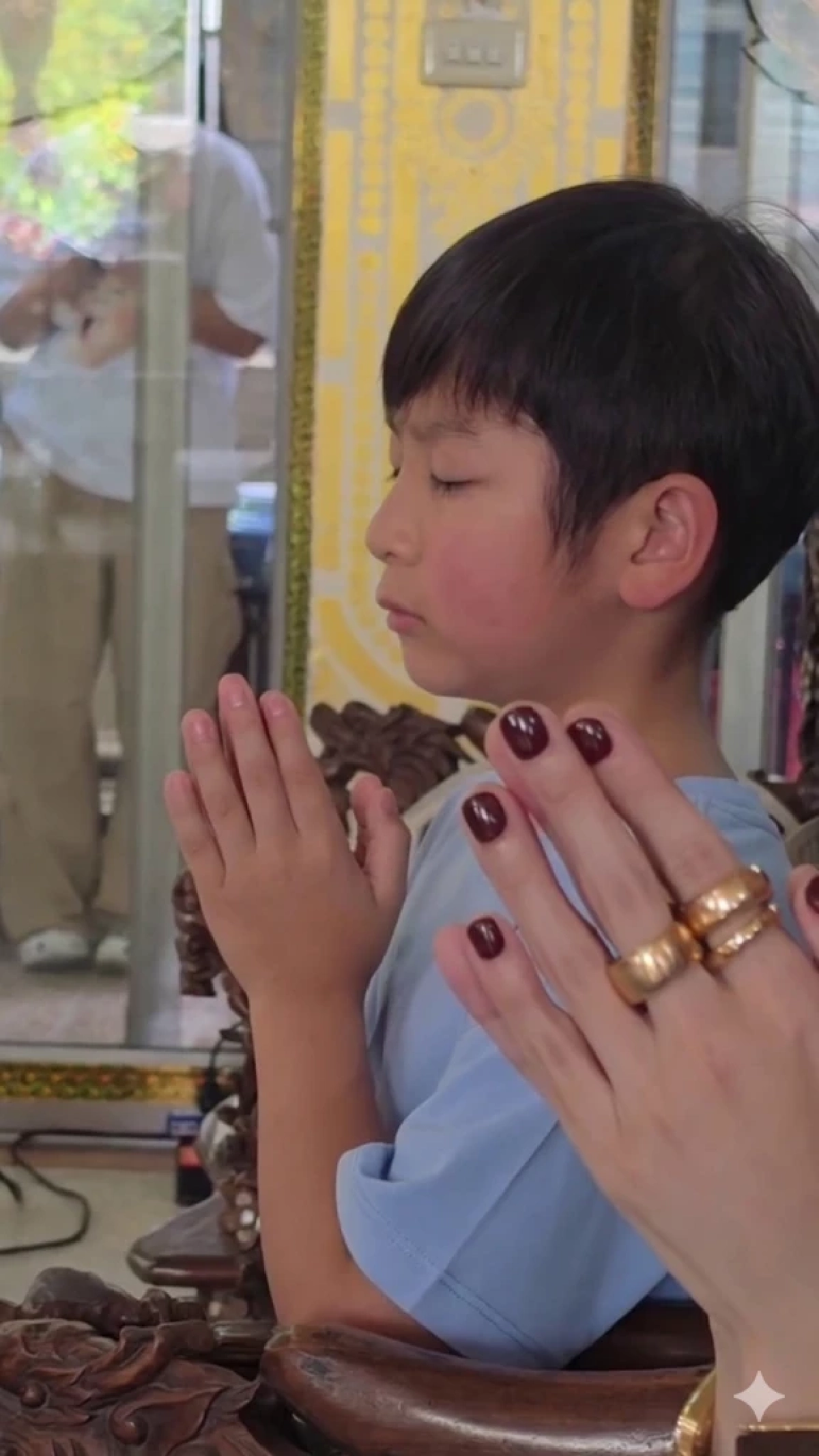 ฮือฮาโซเชียล  ลูกชายพระเอกดังโตเป็นหนุ่มแล้ว หน้าตาดีมาก