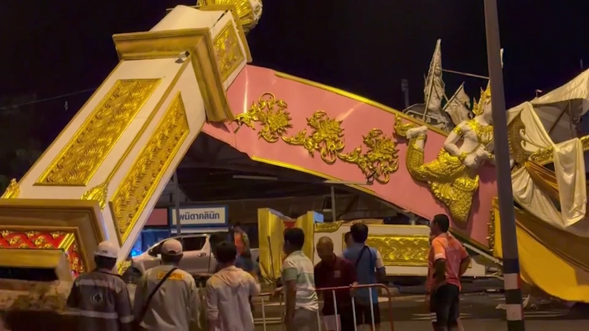 พายุถล่มขุขันธ์ซุ้มประตูเมืองพังยับขวางถนน 4 เลน โชคดีไร้เจ็บ