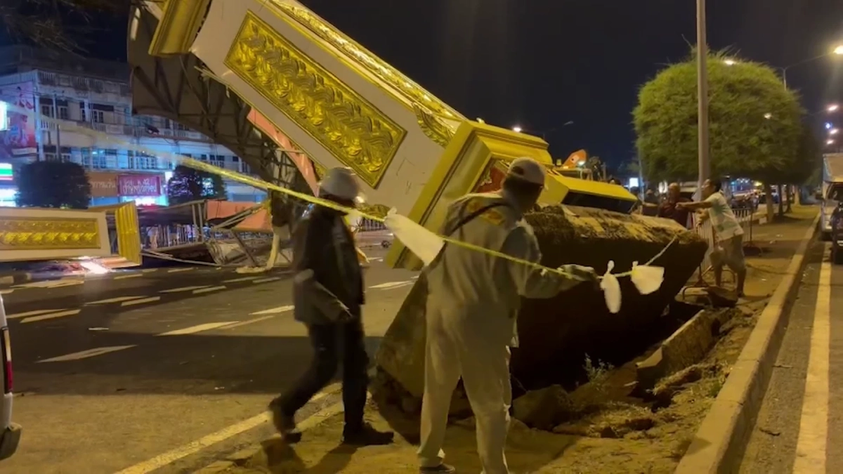 พายุถล่มขุขันธ์ซุ้มประตูเมืองพังยับขวางถนน 4 เลน โชคดีไร้เจ็บ