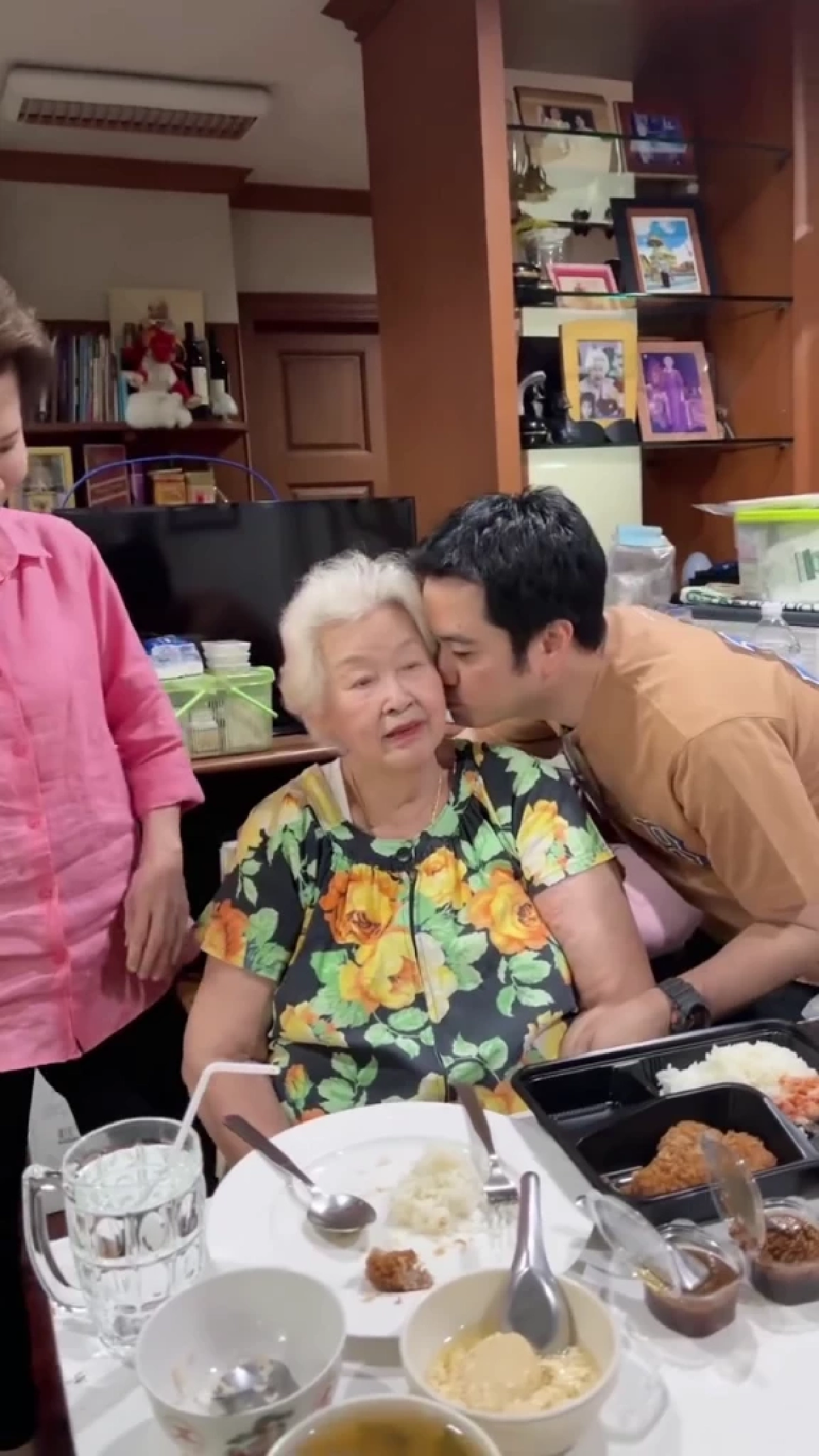 “ดวงดาว จารุจินดา” เผยโมเมนต์อบอุ่น ฉลองวันเกิดคุณแม่วัย 97 ปี