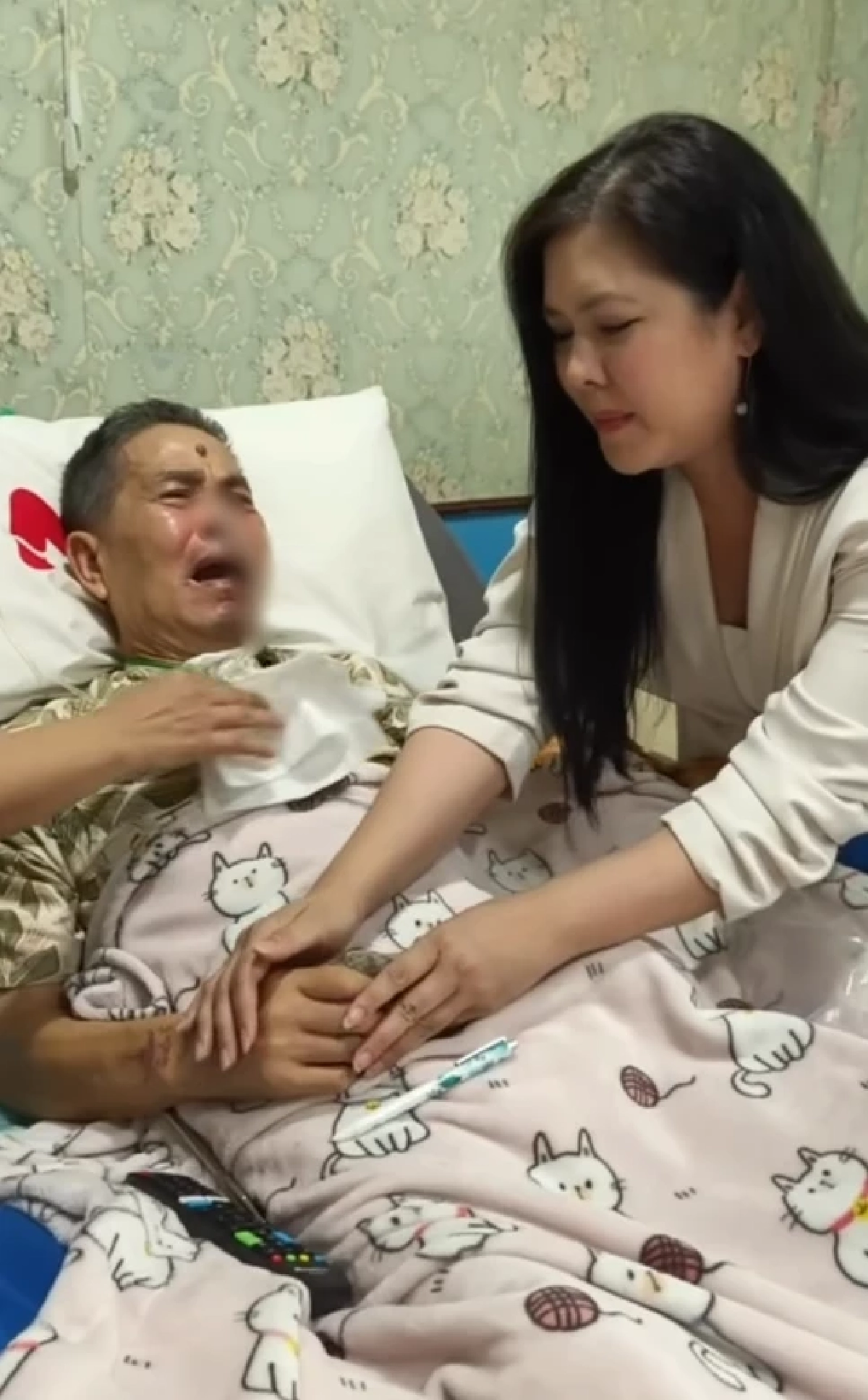 "เด๋อ ดอกสะเดา" ร่ำไห้ทันที เห็นดาราสาวที่ไม่ได้ติดต่อ 30 ปี มาเยี่ยม