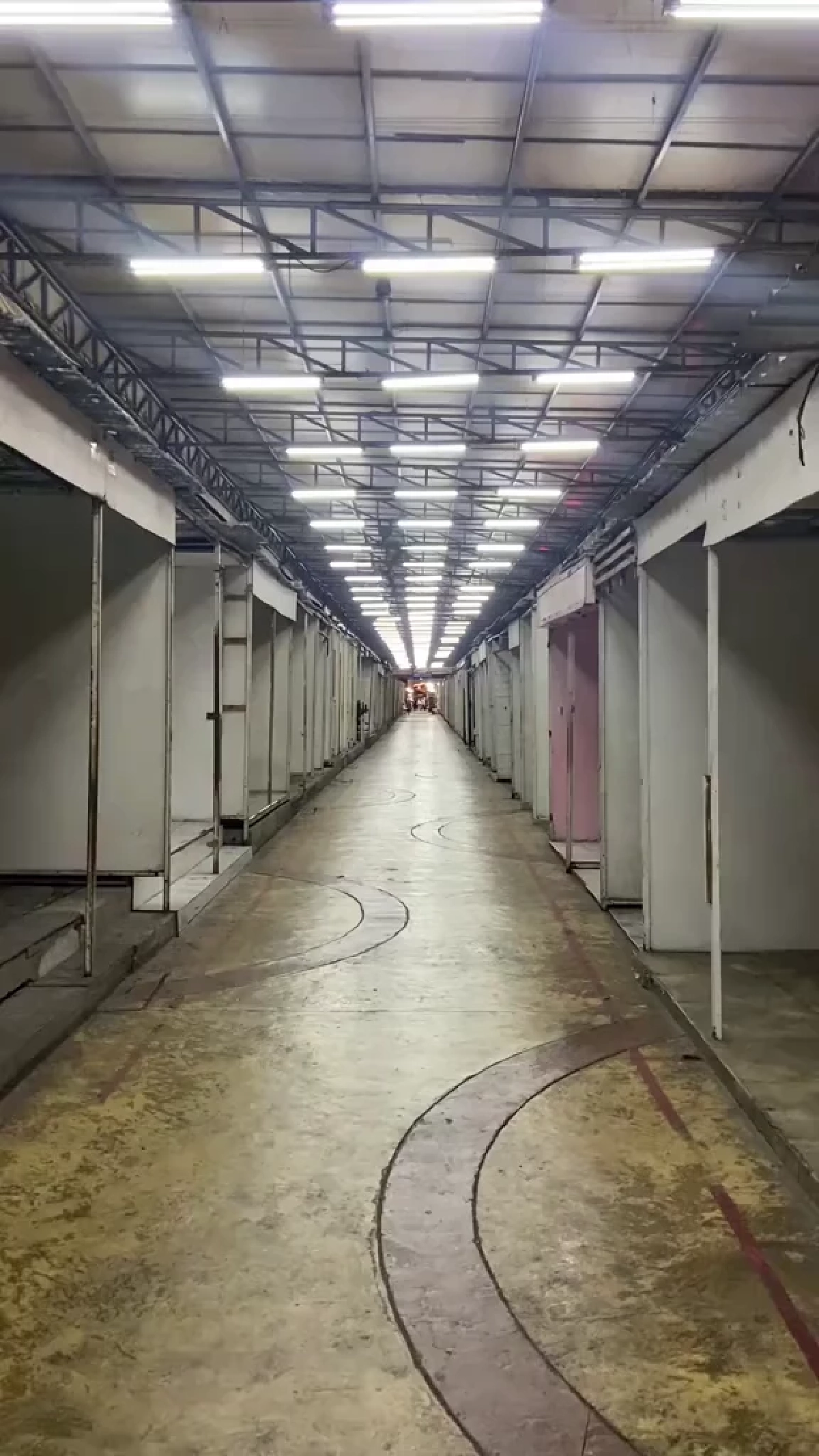 เผยภาพล่าสุด ตลาดย่านบางกะปิ คนเดินลดลง บางแถบปิดเงียบ