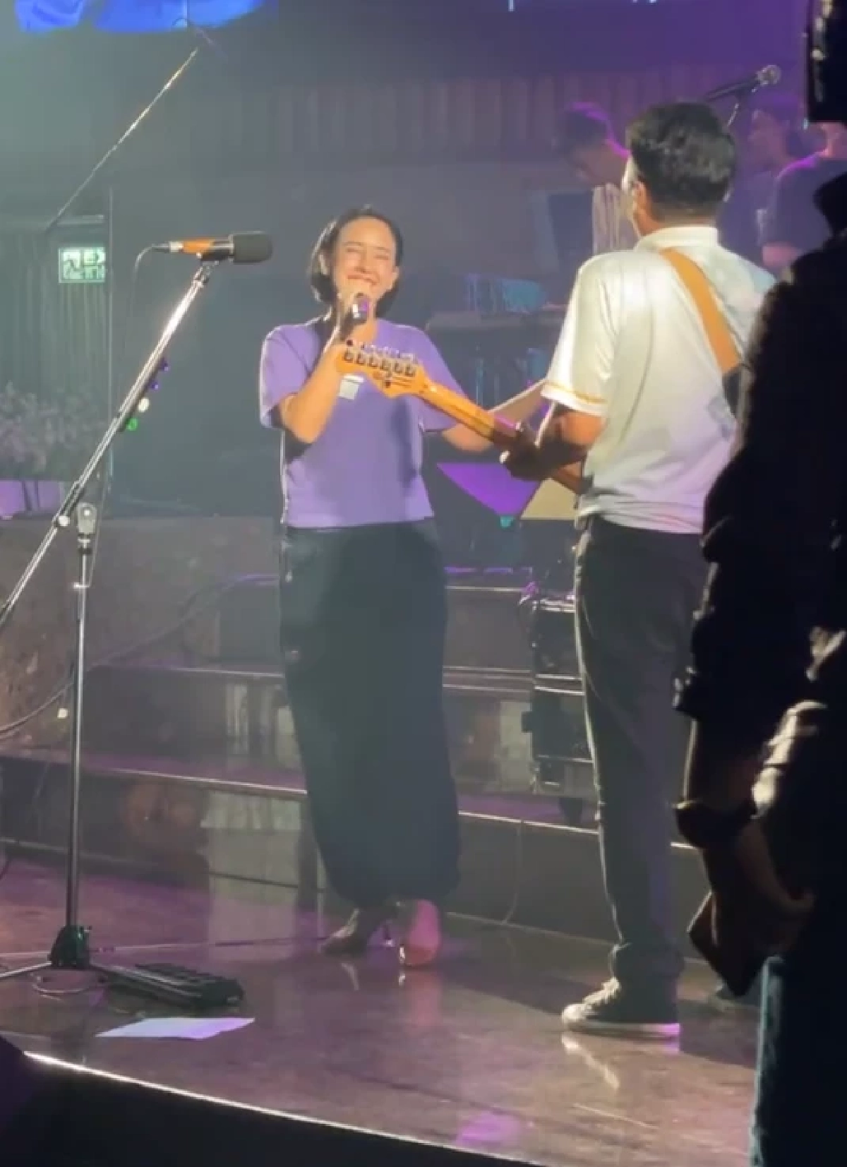 ส่องภาพล่าสุด ปุ๊กกี้ ปริศนา ขึ้นเวทีร้องเพลง เสก โลโซ เล่นกีตาร์ให้