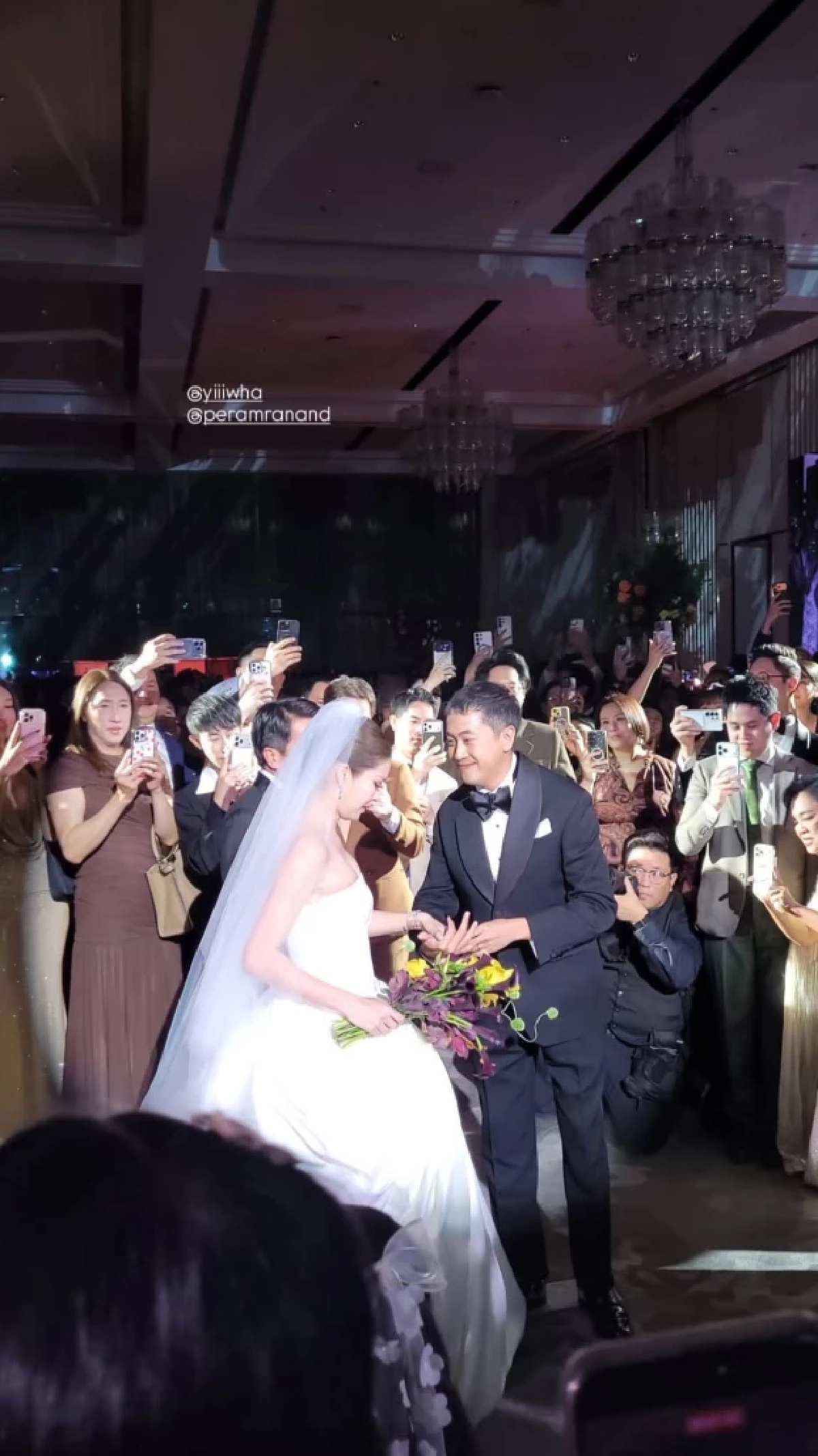 ชื่นมื่น จูงมือเข้าพิธีวิวาห์สุดอบอุ่น หลังคบรักยาวนานกว่า 9 ปี