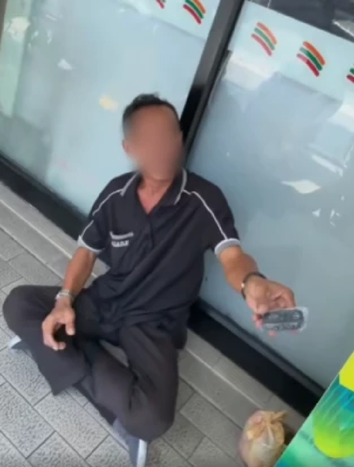 สาวยื่นเงิน 20 บาทให้ชายแปลกหน้า ก่อนรู้ความจริงหัวเราะลั่น