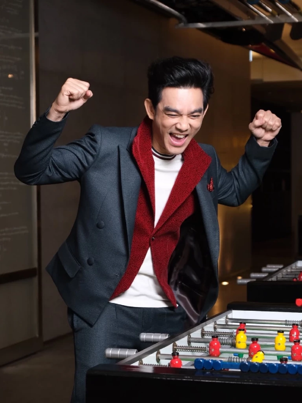 กรี๊ดสนั่น! มอส ปฏิภาณ โชว์ของสะสมยุค 90 เคสรูปตัวเอง แรร์สุดๆ