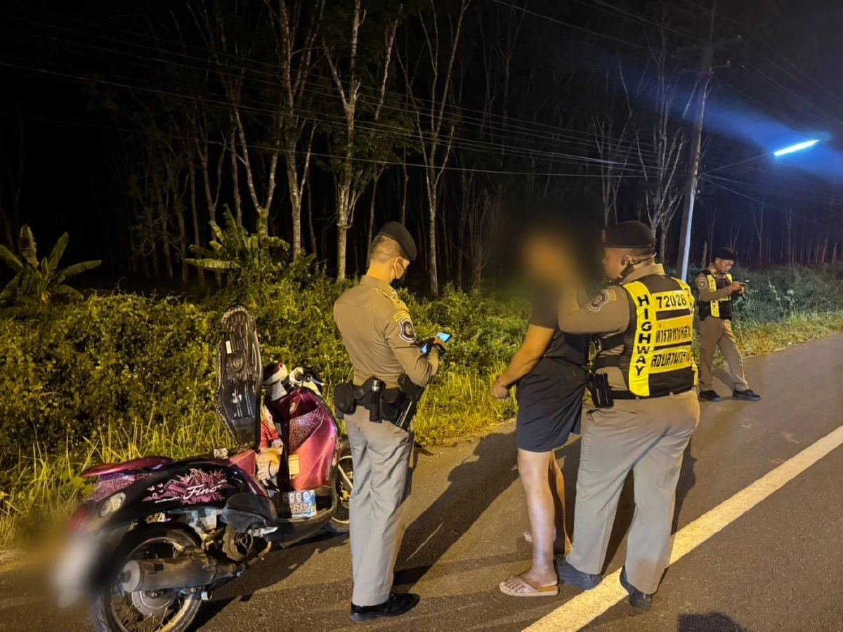 รวบคาจุดตรวจ! ตำรวจทางหลวงสกัดจับหนุ่มขี่ จยย. หนีหมายจับ