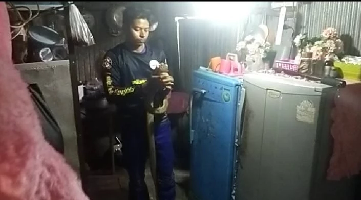 ส่องเลขบ้าน งูจงอางขดตัวหิ้งพระ ชาวบ้านแห่ส่องเก็บลุ้นโชค