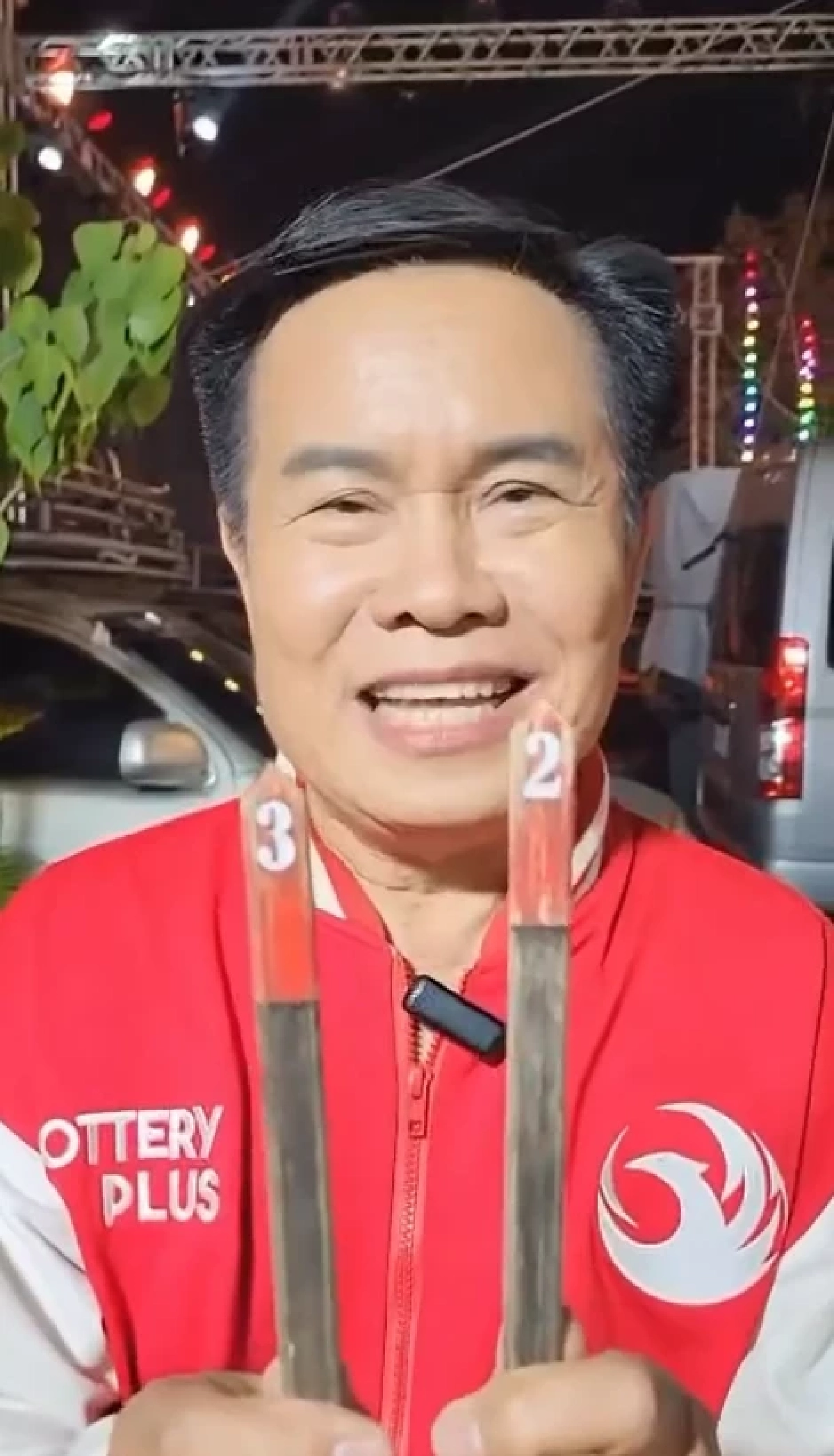 ส่อง "มนต์สิทธิ์ คำสร้อย" โชว์เขย่าเซียมซี พร้อมเผยเลขที่ชอบ