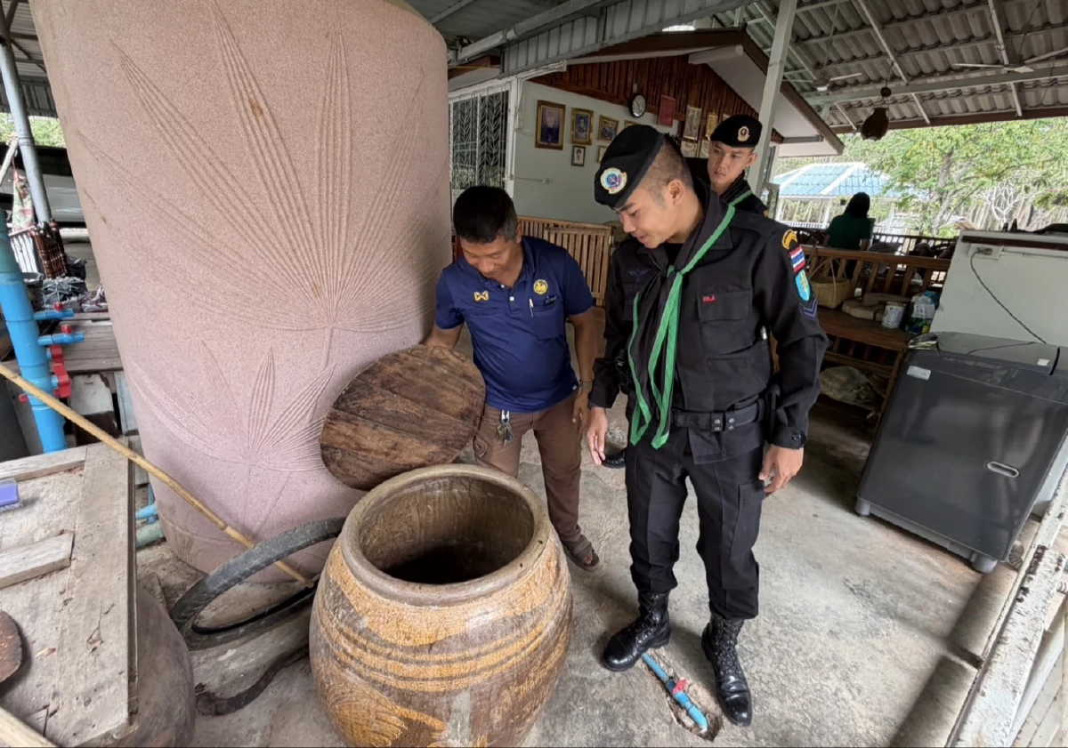 ระทึกกลางดึก! ช้างป่าย่องเบาพังประตูบุกครัว รื้อกินข้าวสารหมดโอ่ง