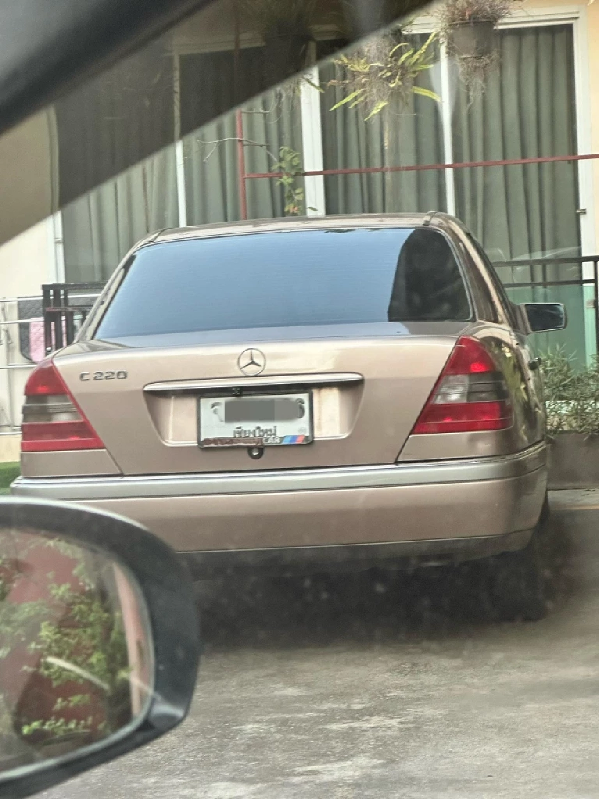 รู้แล้วผิดไหม สาวล็อกบ้านขังรถปริศนา หลังบุกจอดถึงในรั้ว