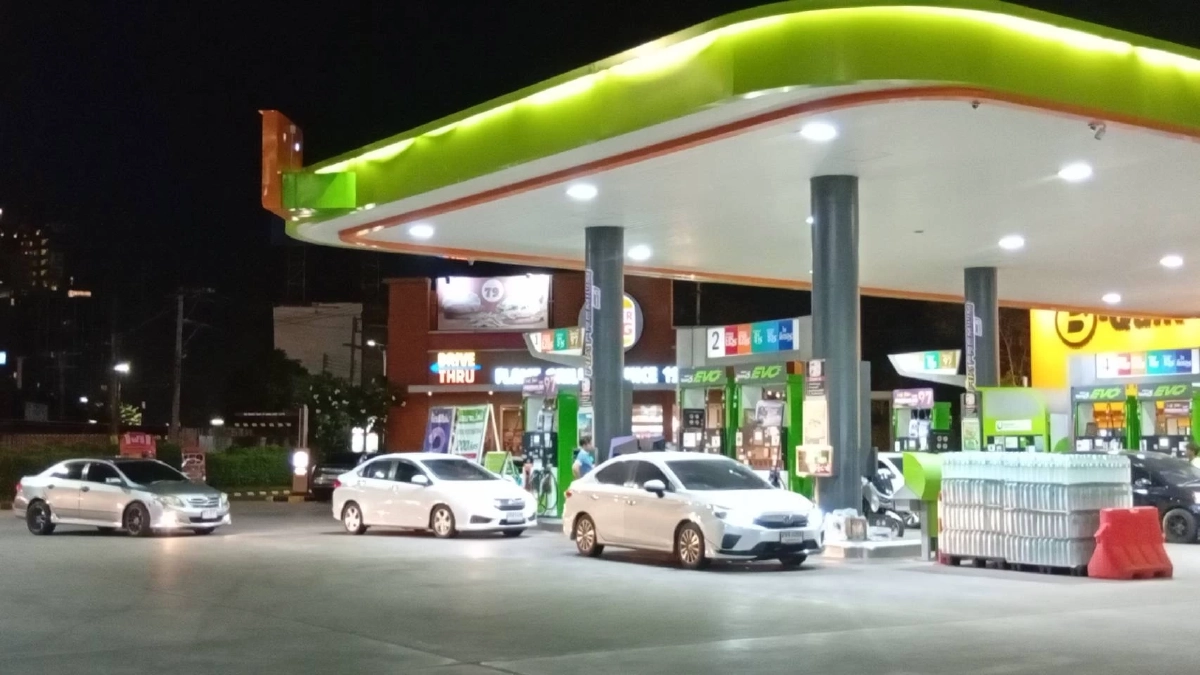 ชาวศรีราชาแห่เติมน้ำมันแน่นปั๊ม หวั่นสงครามดันราคาขยับสูงขึ้น
