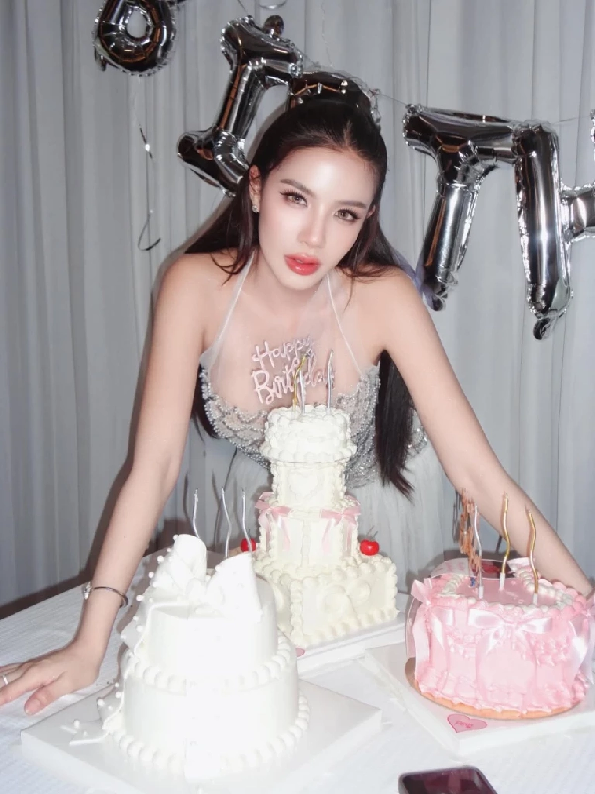 โสดแล้วแซ่บ “ใบเตย” เป่าเค้กวันเกิด 38 พร้อมรถใหม่ป้ายแดง 