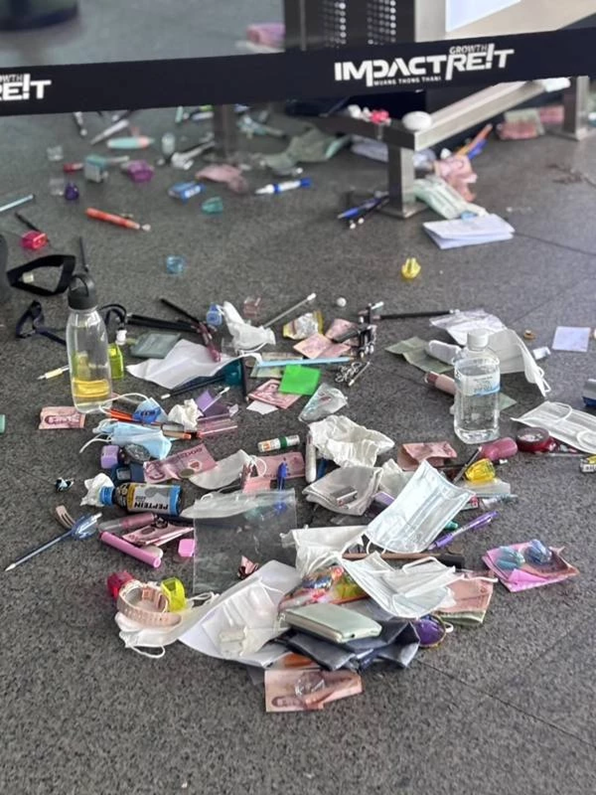 เฉลยแล้ว ดราม่า สอบเตรียมอุดมฯ ทิ้งเงินลงถังขยะ ที่แท้โอละพ่อ