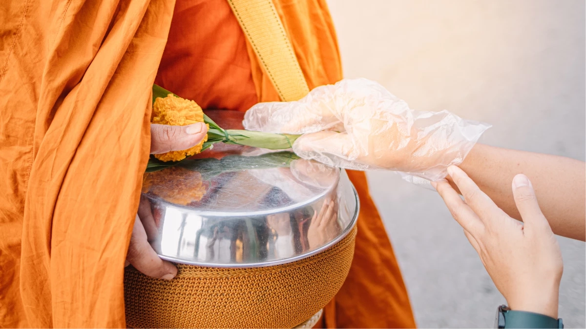 ภาพคล้ายของใส่บาตรถูกทิ้งข้างทาง ถกเดือดพระจริงหรือปลอม