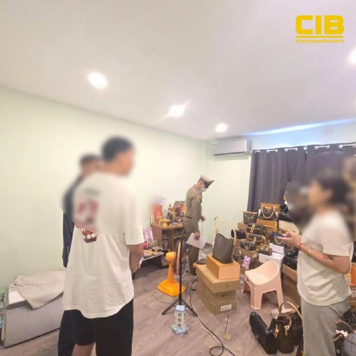CIB บุกจับคาไลฟ์ พ่อค้าออนไลน์ขายกระเป๋าแบรนด์เนมหรูปลอม