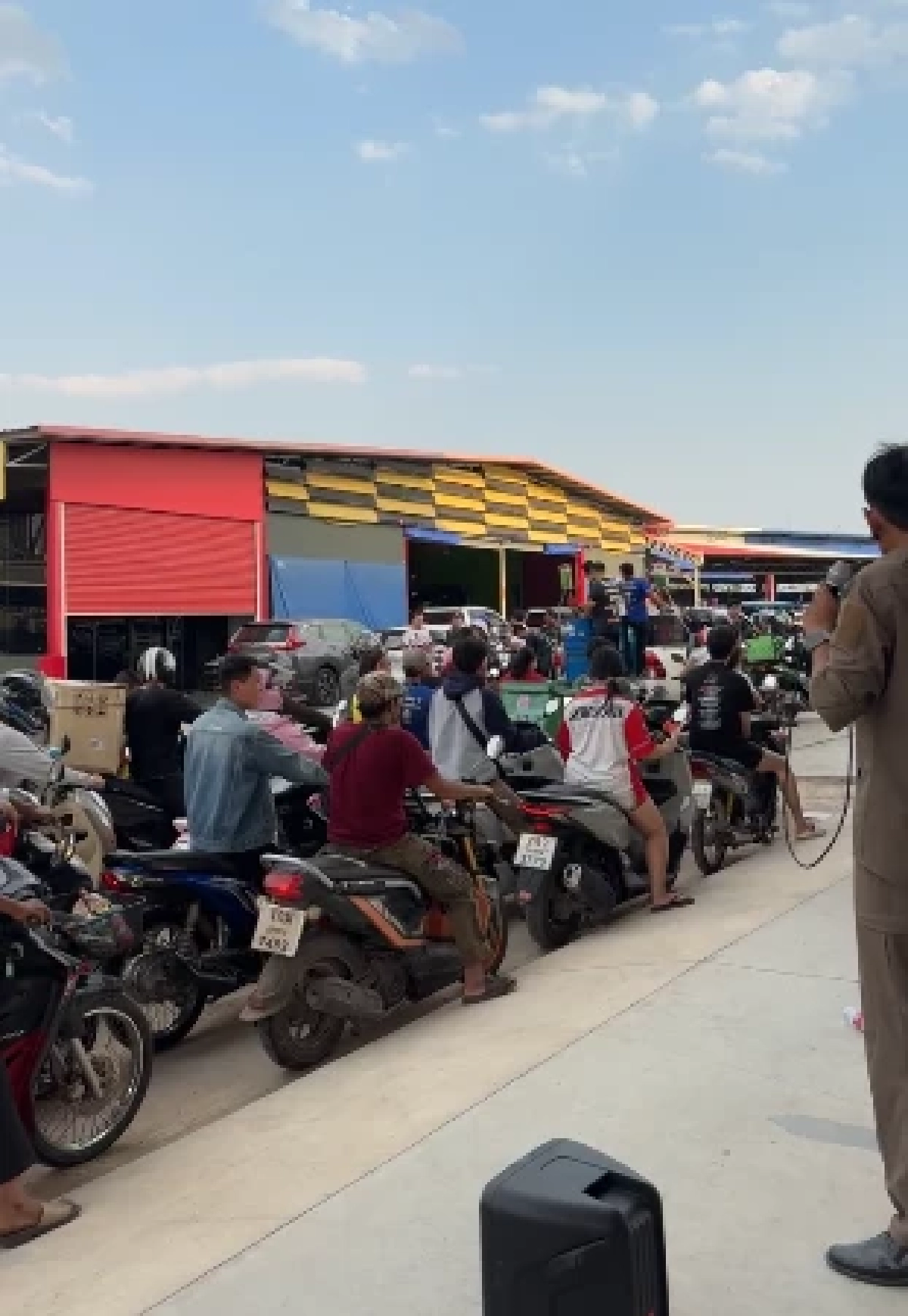 น้ำใจคนไทย "เสี่ยเล่" เปิดเติมน้ำมันเต็มถังแค่ 7 บาท ช่วยชาวบ้าน