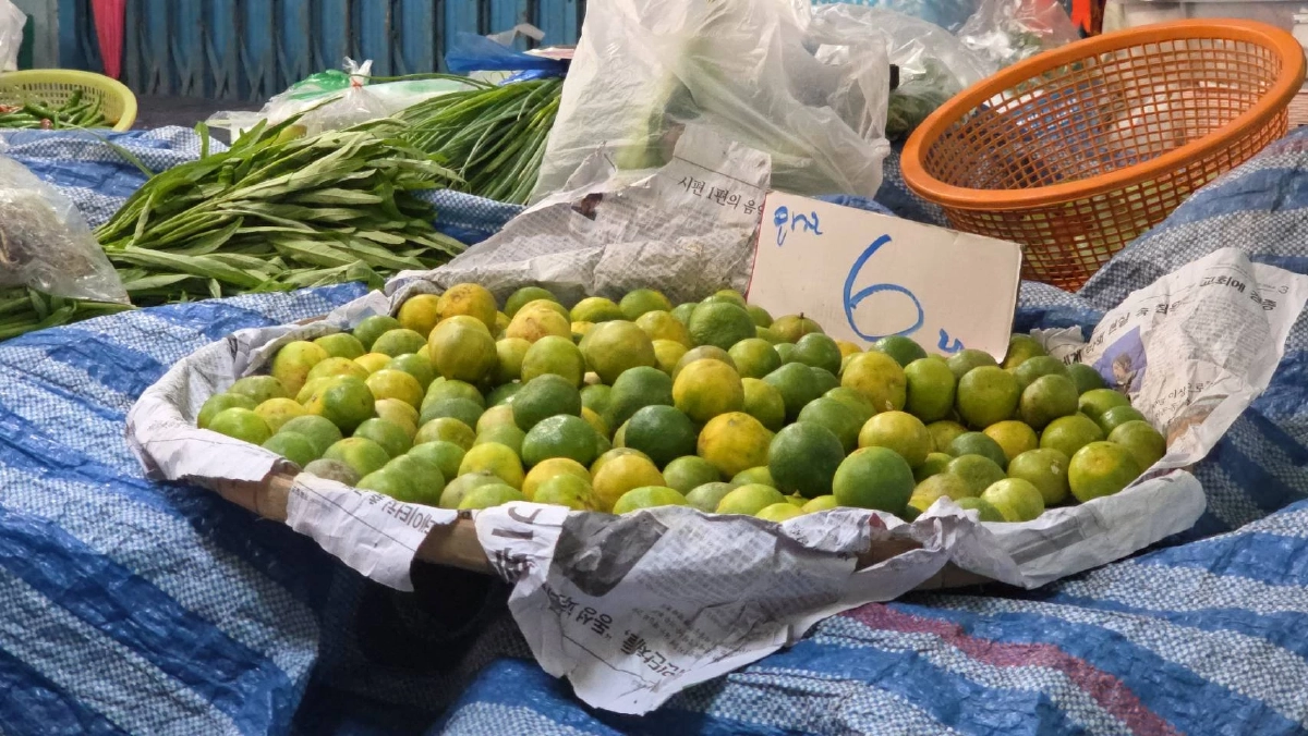 บ่นอุบทั้งตลาด! มะนาวอุทัยฯ แตะลูกละ 6 บาท ผักสดพาเหรดขึ้นราคาตาม