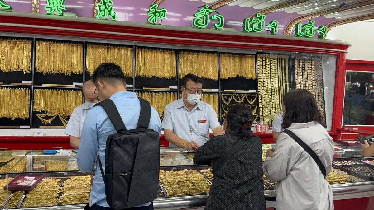 ทองร่วงแรง 1,550 บาท! คนแห่ซื้อ–ขายเยาวราช คิวยาวตั้งแต่เช้า