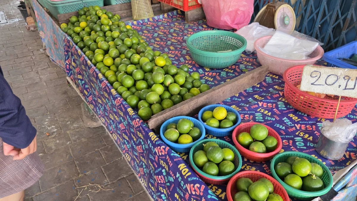 บ่นอุบทั้งตลาด! มะนาวอุทัยฯ แตะลูกละ 6 บาท ผักสดพาเหรดขึ้นราคาตาม