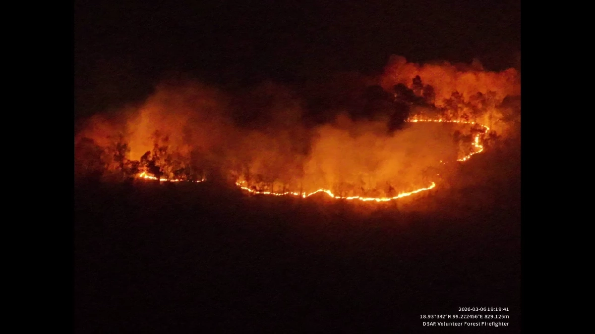 โดรนแฉภาพชายชุดดำลอบเผาป่าดอยสะเก็ด จนท.ระดมกำลังไล่ล่า