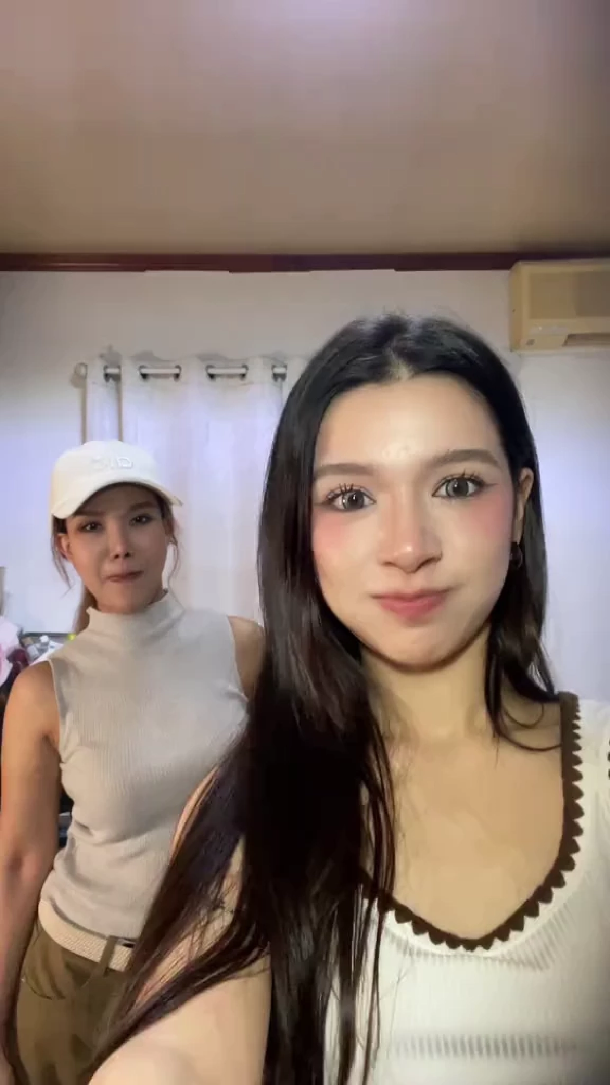 สวยสะกด! น้องวีวี่ วัย 21 ปี ลูก ต้อม รชนีกร โตเต็มตัว แฟนคลับแห่ชม