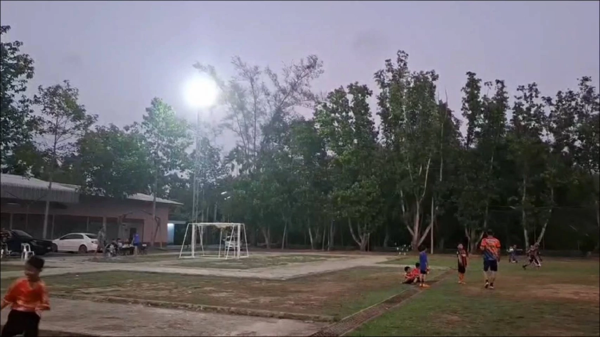 โค้ชบอลโวยโจรตัดสายไฟชุมชนในยางมืดสนิท เด็กขาดที่ซ้อมกีฬา