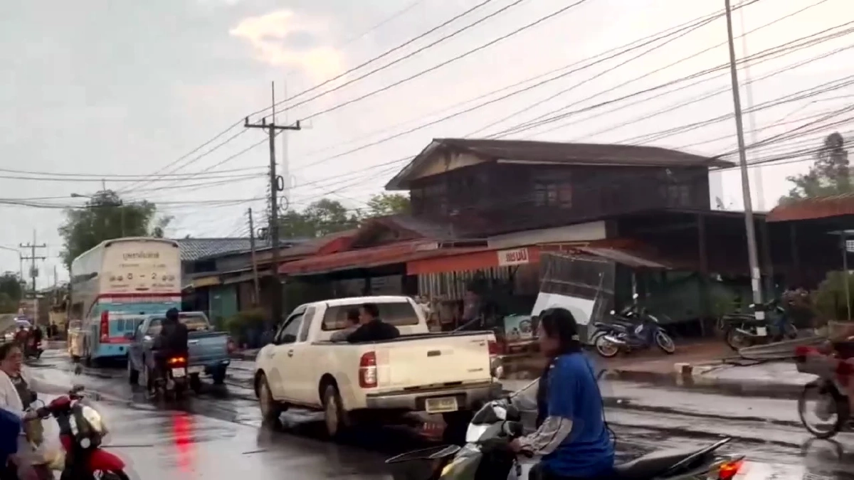 พายุถล่มน้ำโสมหลังคาปลิวฟาดสายไฟดับทั้งเมือง กีฬา อบต. หนีวุ่น