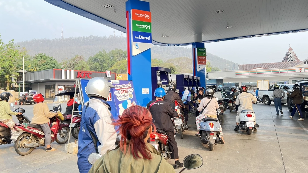 ชาวแม่ฮ่องสอนแห่เติมน้ำมันเกลี้ยงปั๊ม หวั่นราคาพุ่งจากสงคราม