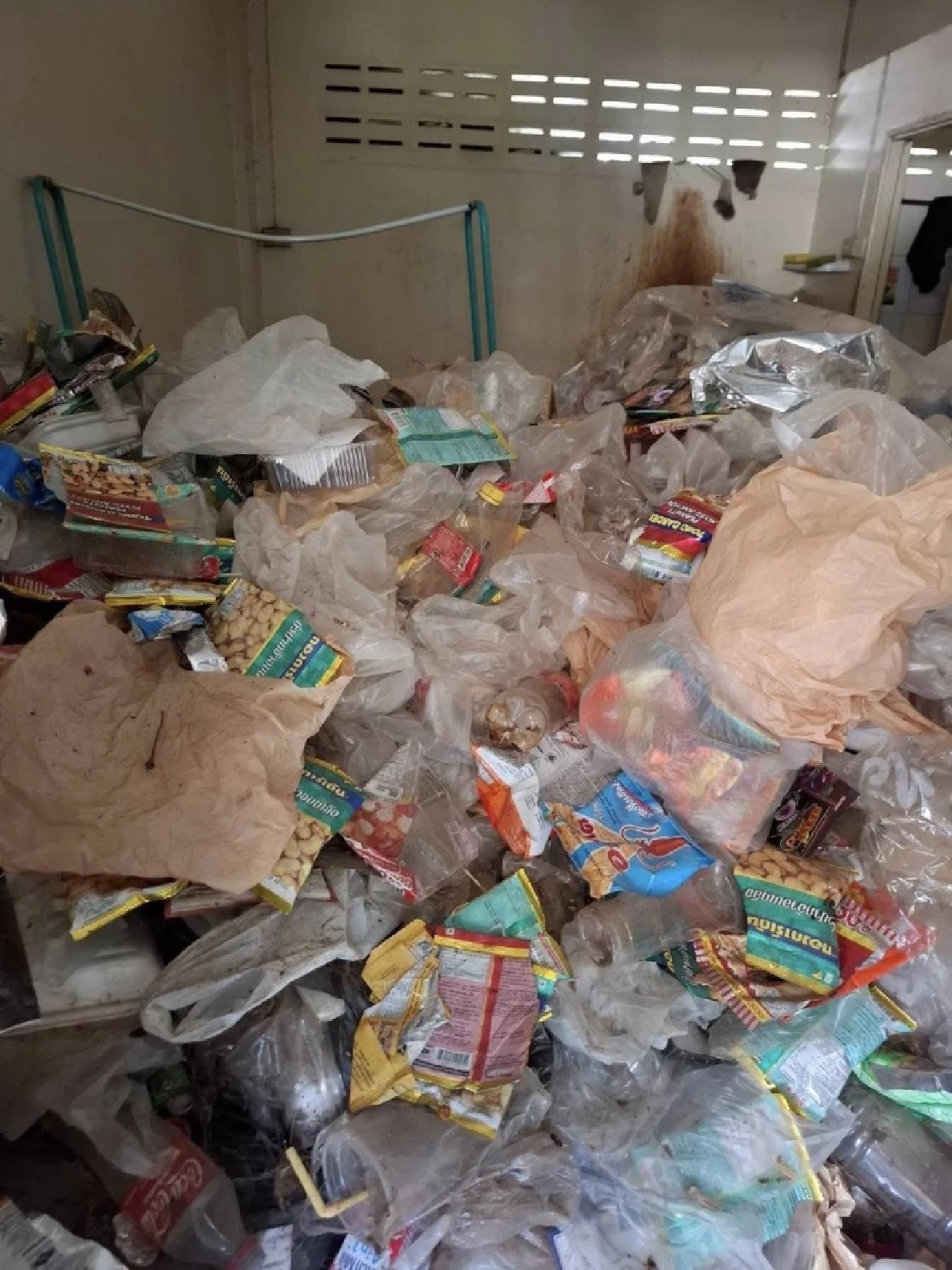 เจ้าของห้องลมแทบจับ หนุ่มค้างค่าเช่า 1.6 หมื่น ทิ้งขยะกองมหึมา