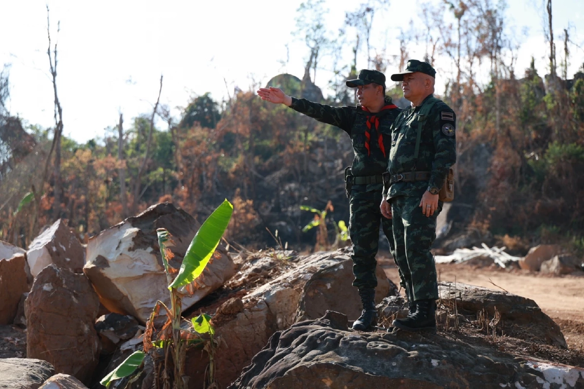 แม่ทัพภาคที่ 2 ตรวจชายแดนไทย–กัมพูชา กำชับความปลอดภัยกำลังพล