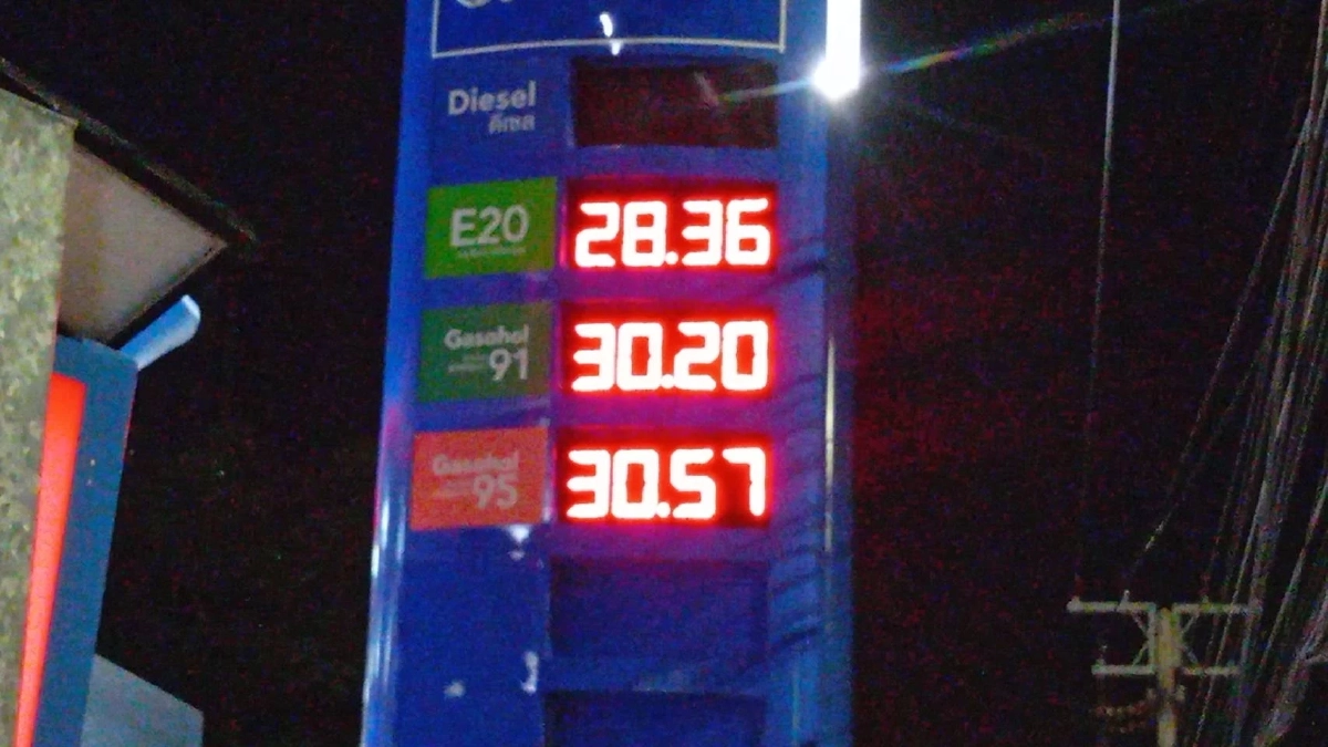 ชาวศรีราชาแห่เติมน้ำมันแน่นปั๊ม หวั่นสงครามดันราคาขยับสูงขึ้น