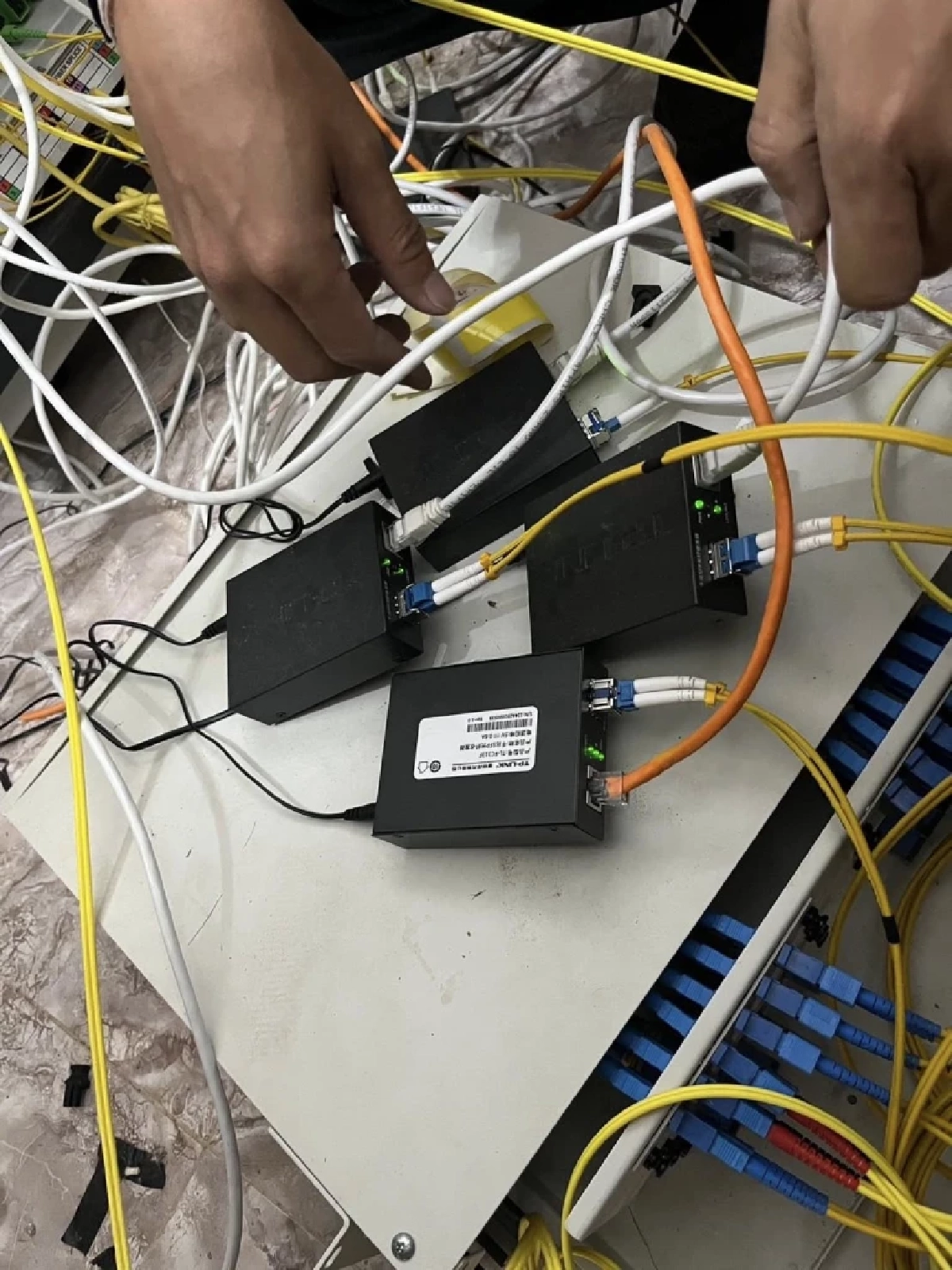 บุกทลายจุดส่งเน็ตข้ามแดน! พบดัดแปลงอุปกรณ์ส่งสัญญาณไปเมียนมา