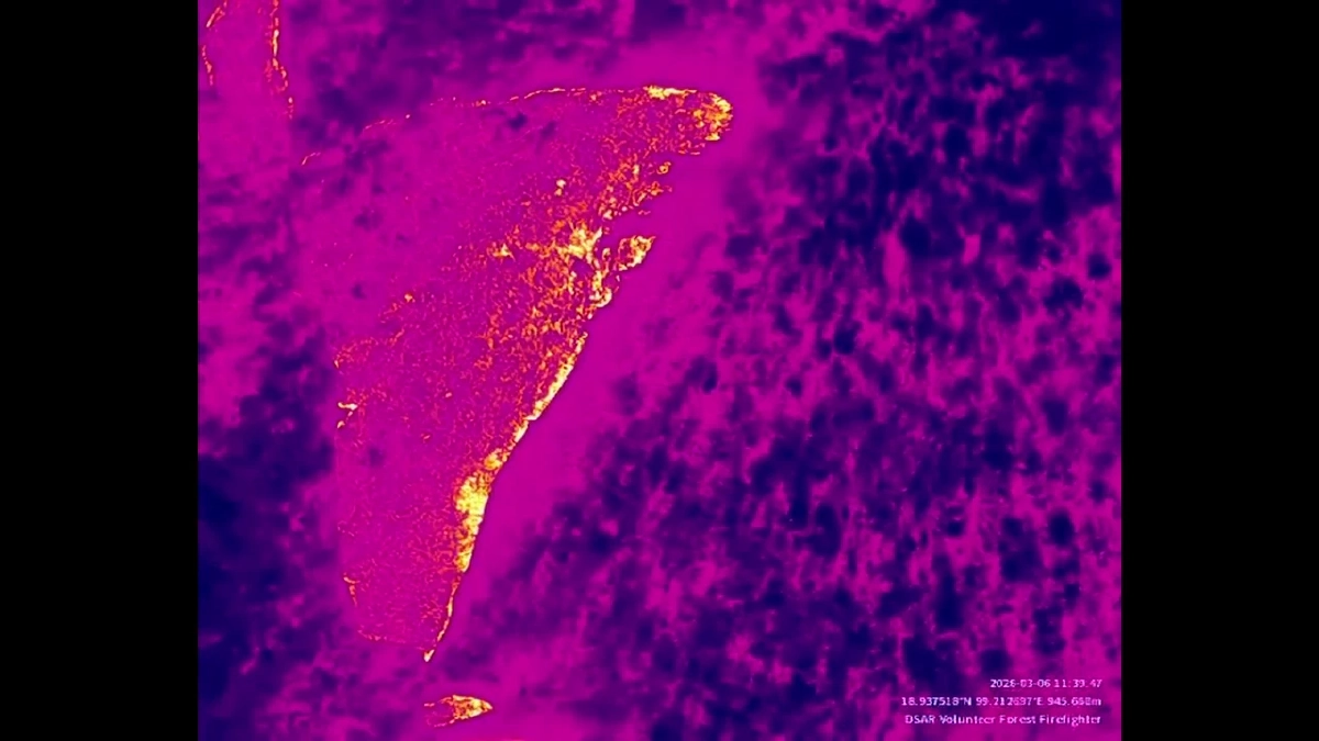 โดรนแฉภาพชายชุดดำลอบเผาป่าดอยสะเก็ด จนท.ระดมกำลังไล่ล่า