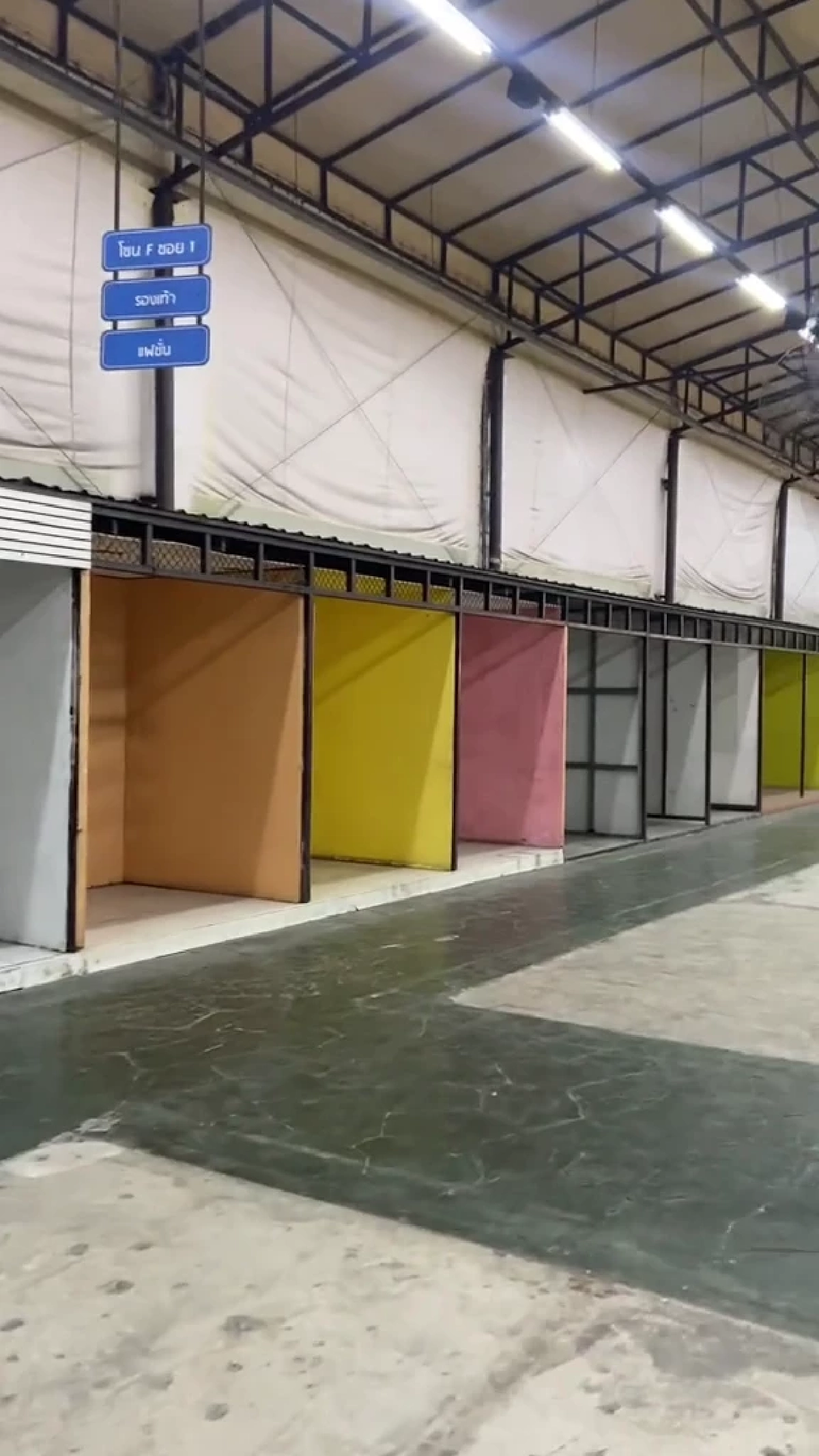 เผยภาพล่าสุด ตลาดย่านบางกะปิ คนเดินลดลง บางแถบปิดเงียบ