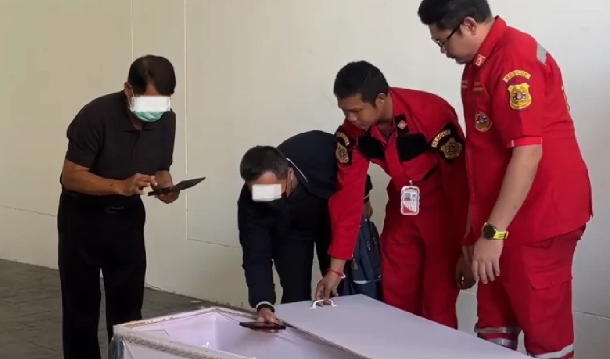 พ่อสุดกลั้นน้ำตา รับศพผจก.หนุ่ม เตรียมนำกลับบ้านเกิด